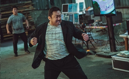 Beast cop Ma Seok-do (Don LEE) and Capt. Jeon Il-man (CHOI Guy-hwa) intuitively realize that there’s something wrong with the suspect’s willingness to turn himself in and uncover crimes committed by a terrifying killer named Kang Hae-sang (SON Sukku). 
